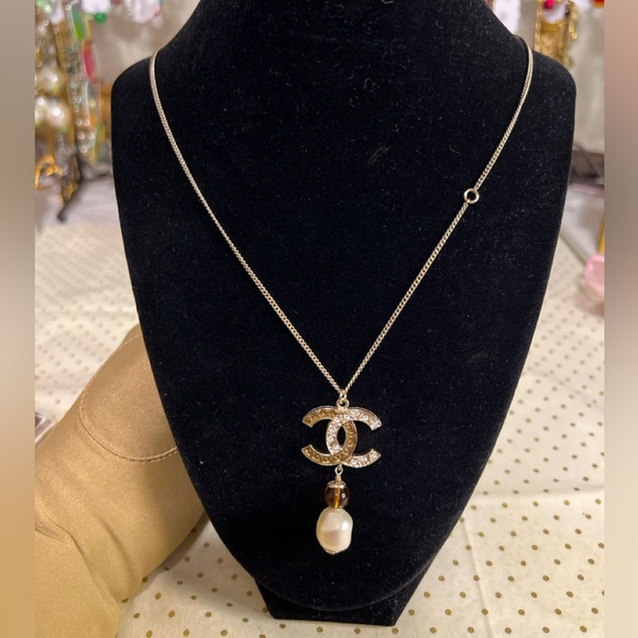 CHANEL “CC” pendant necklace with faux pearl drop. - Picture 2 of 7